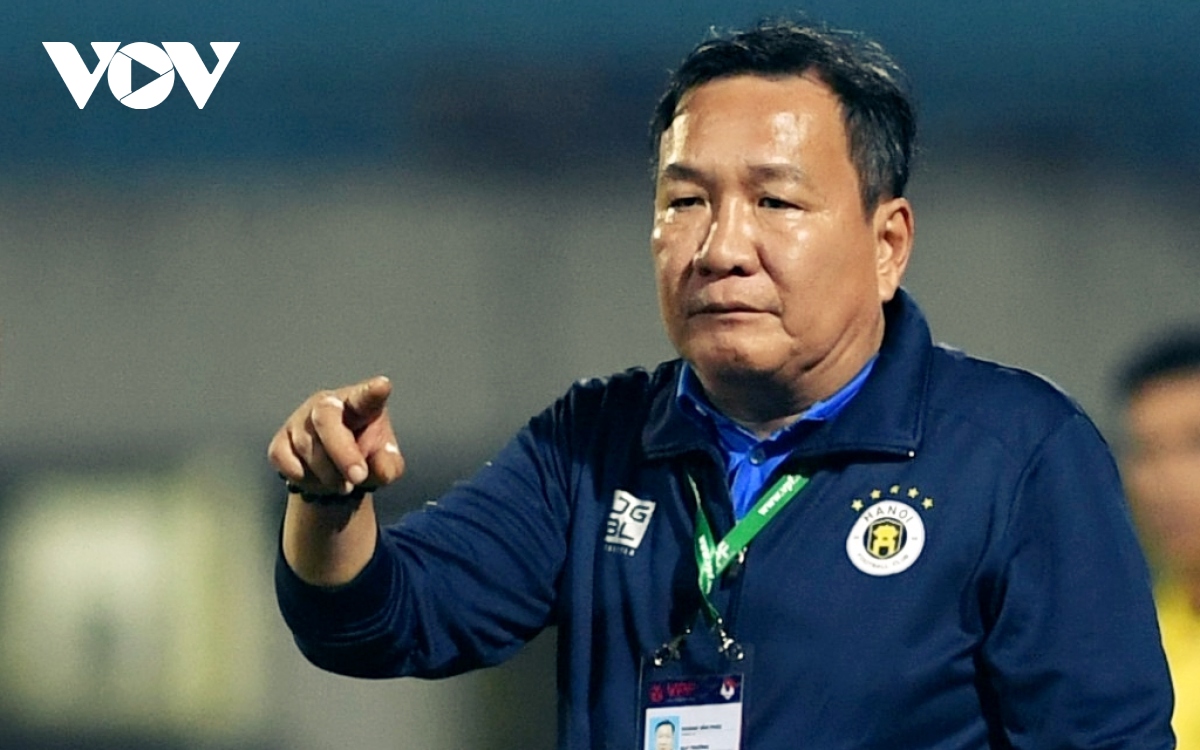 Hà Nội FC thua Viettel, bầu Hiển xuống sân "thì thầm" với HLV Hoàng Văn Phúc
